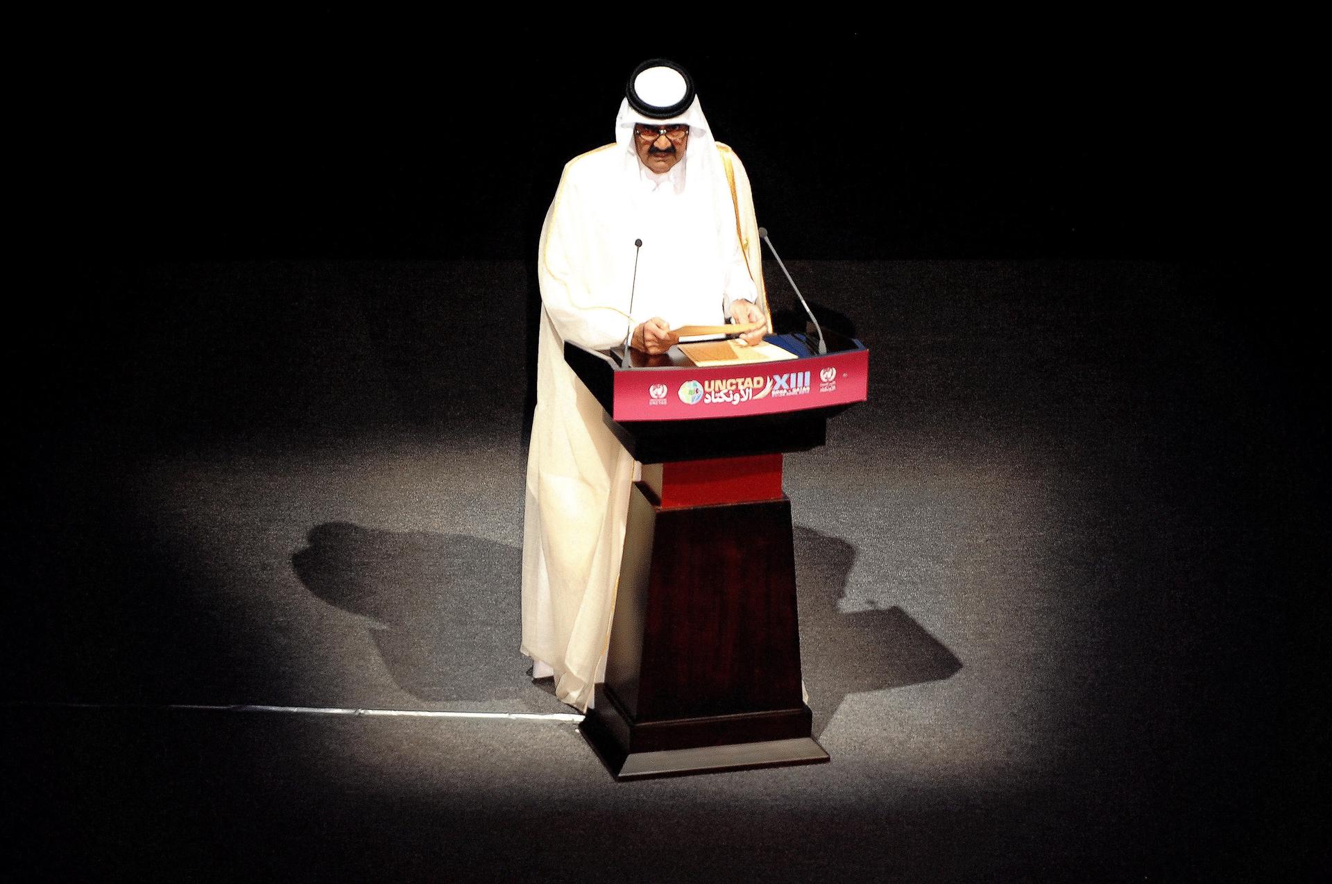 El jeque Hamad bin Khalifa al-Thani, emir de Qatar (derecha), habla durante la ceremonia de apertura del 13.º período de sesiones de la Conferencia de las Naciones Unidas sobre Comercio y Desarrollo (UNCTAD13) en el Centro Nacional de Convenciones de Qatar en Doha, Qatar, el 21 de abril de 2012 (reeditado el 12 de julio de 2026). El ex emir de Qatar, el jeque Hamad bin Khalifa al-Thani, falleció el 12 de julio de 2026 a los 74 años, según un comunicado emitido por el Diwan Amiri de Qatar. (Catar) EFE/EPA/STRINGER