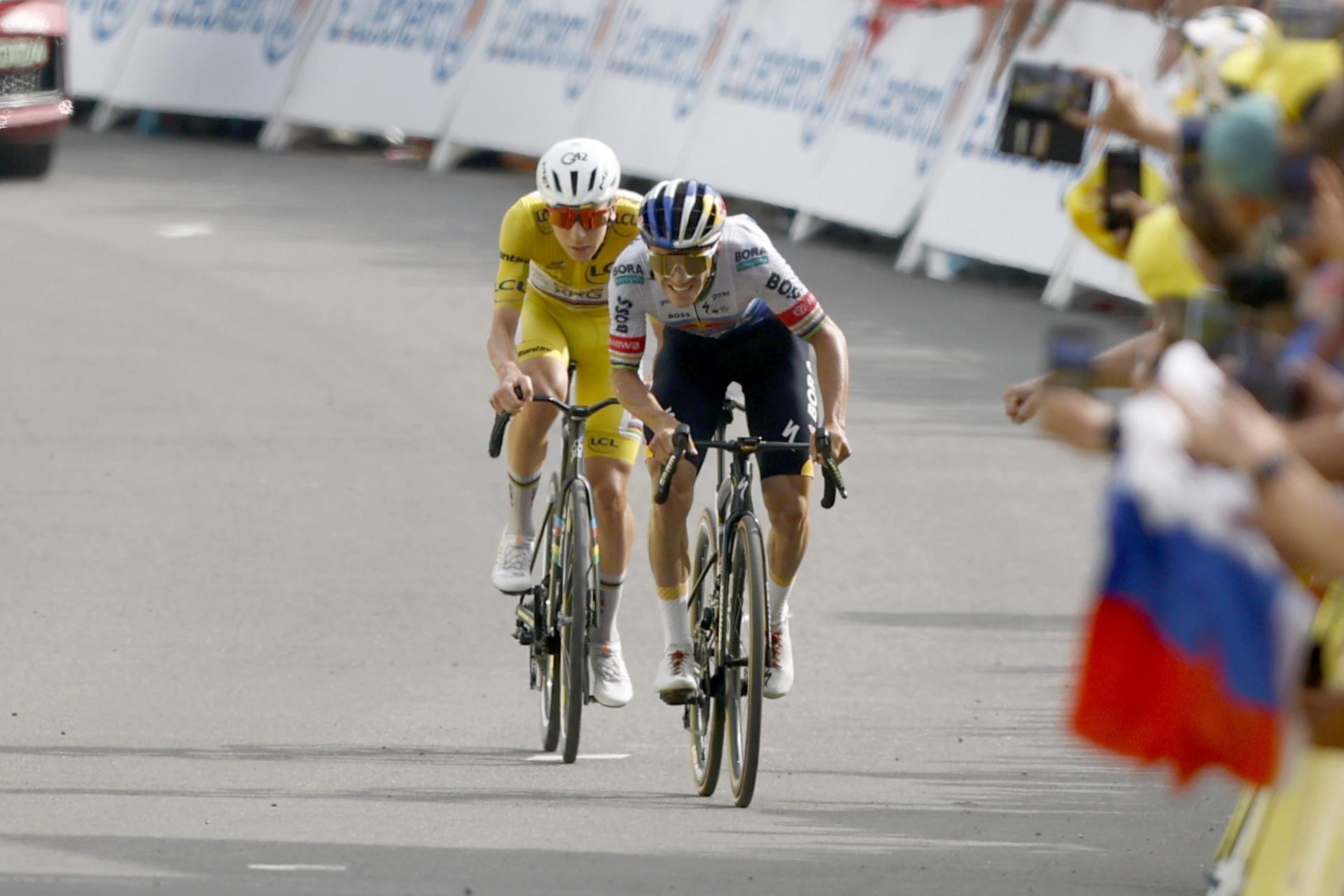 El ciclista belga Remco Evenepoel (D) del equipo Red Bull - Bora - Hansgrohe cruza la línea de meta por delante del líder de la clasificación general, el ciclista esloveno Tadej Pogacar (I) del equipo UAE Team Emirates XRG, y gana la etapa 15 del Tour de Francia, un recorrido de 183,9 km desde Champagnole hasta la meseta de Solaison, Francia, 19 de julio de 2026. (Ciclismo, Francia) EFE/EPA/YOAN VALAT