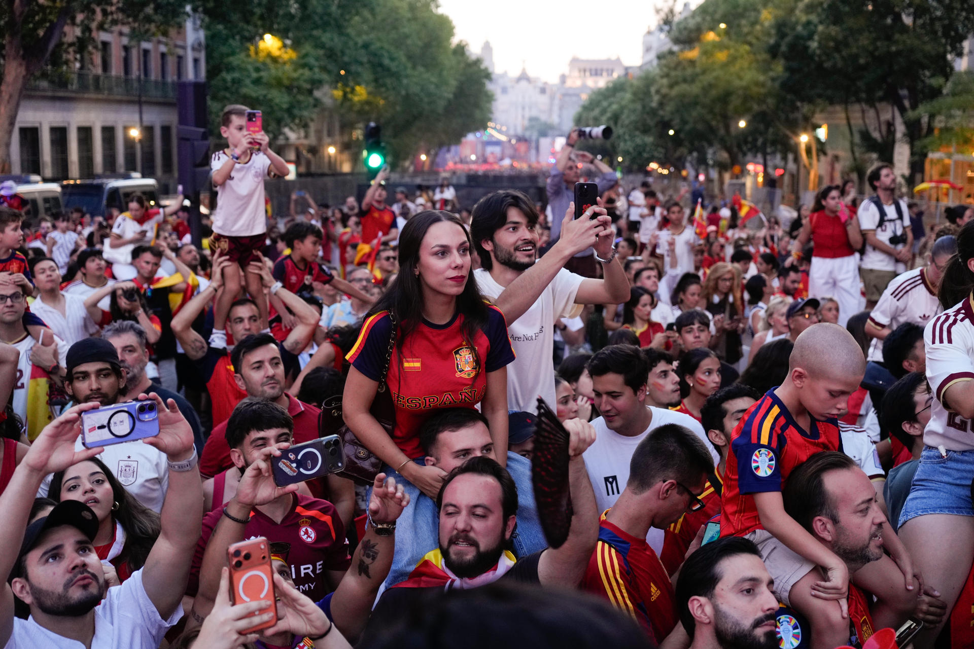 Aficionados asisten al recorrido que realizan los jugadores de la selección española para celebrar el campeonato del mundo tras derrotar en la final a Argentina. EFE/Borja Sánchez-Trillo.