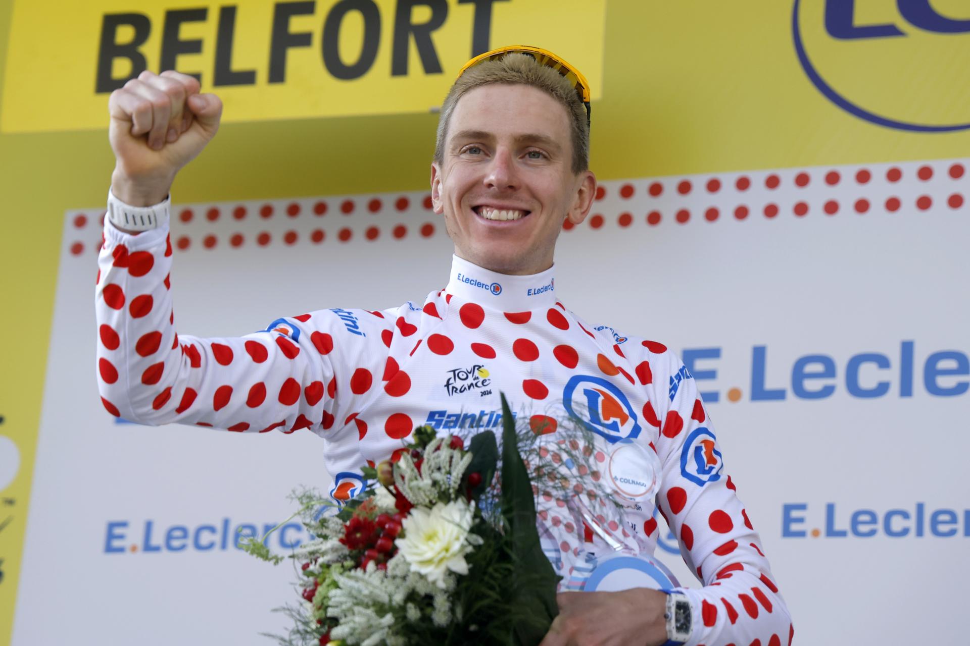 El ciclista esloveno Tadej Pogacar, del equipo UAE Team Emirates XRG, celebra en el podio luciendo el maillot de lunares de mejor escalador tras la 13.ª etapa del Tour de Francia, un recorrido de 205,8 km entre Dole y Belfort, Francia, el 17 de julio de 2026. (Ciclismo, Francia) EFE/EPA/GUILLAUME HORCAJUELO