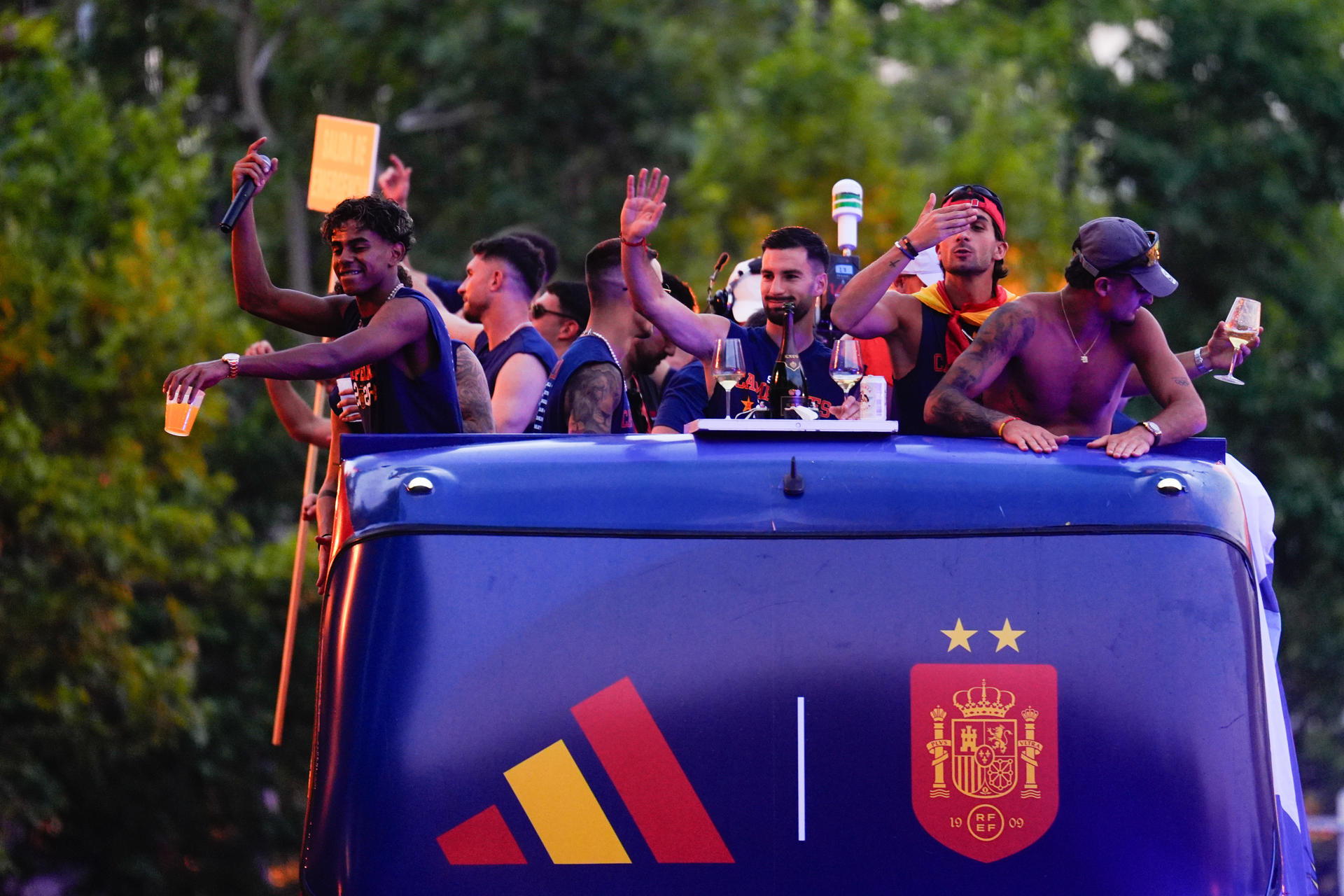 Los jugadores de la selección española a su llegada a la plaza de Cibeles para celebrar con los aficionados españoles el campeonato del mundo tras derrotar en la final a Argentina. EFE/Borja Sánchez-Trillo.