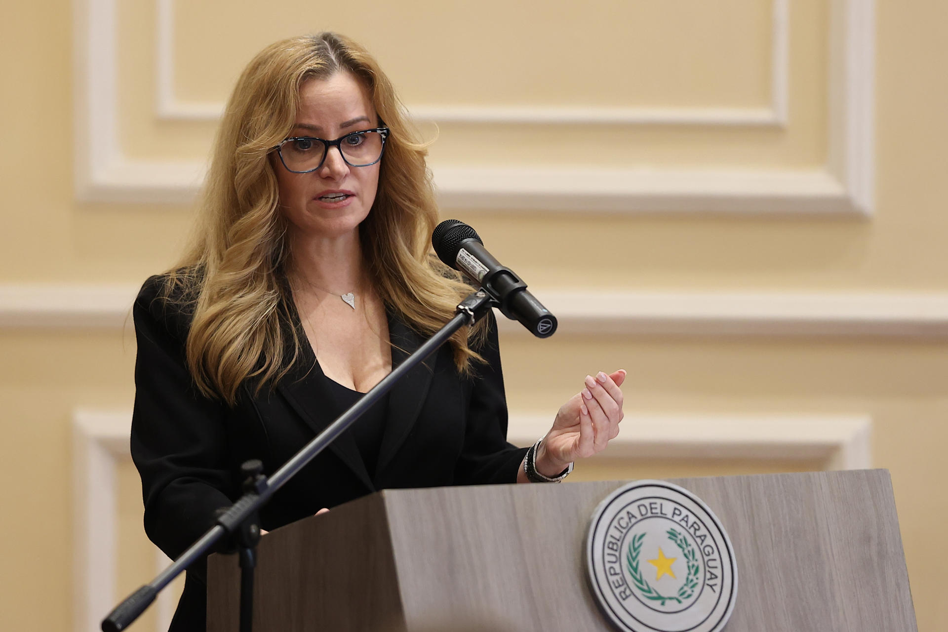 La directora global para Seguridad y Enlace con las Fuerzas del Orden de Meta, Emily Vacher, habla durante la presentación de la 'Alerta MAFE', un sistema de búsqueda y localización de personas desaparecidas a través de las plataformas de la tecnológica Meta, este lunes en Asunción (Paraguay). EFE/ Juan Pablo Pino