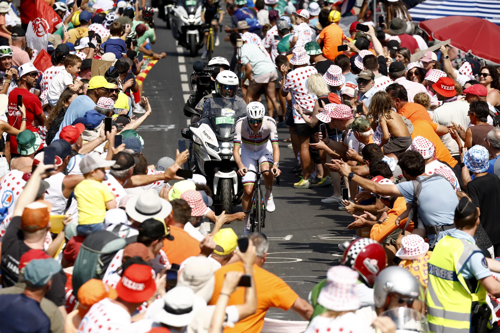 El ciclista esloveno Tadej Pogacar del UAE Team Emirates XRG en acción durante la sexta etapa del Tour de Francia, un recorrido de 186,2 km entre Pau y Gavarnie-Gedre, Francia, el 9 de julio de 2026. (Ciclismo, Francia) EFE/EPA/YOAN VALAT