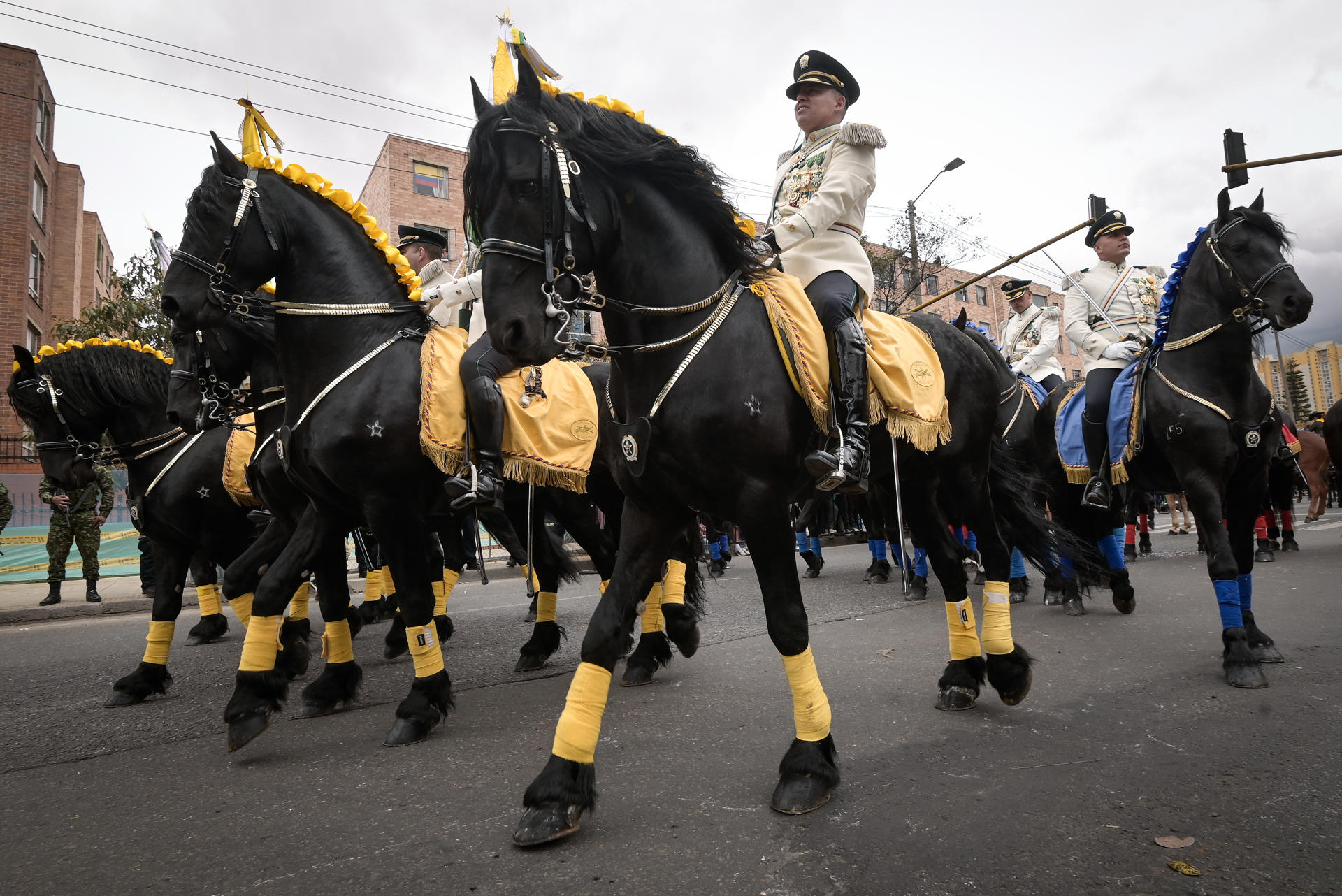 Integrantes de las Fuerzas Militares participan en el desfile militar del Día de la Independencia de Colombia, que fue presidido por última vez por el presidente saliente, Gustavo Petro, quien terminará su mandato el próximo 7 de agosto, este lunes en Bogotá (Colombia). EFE/ Natalia Pedraza