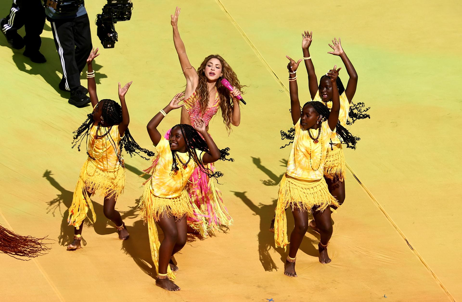 La cantante colombiana Shakira actúa durante el descanso de la final de la Copa Mundial de la FIFA 2026 entre España y Argentina, en Nueva Jersey, Estados Unidos, el 19 de julio de 2026. (España) EFE/EPA/RONALD WITTEK