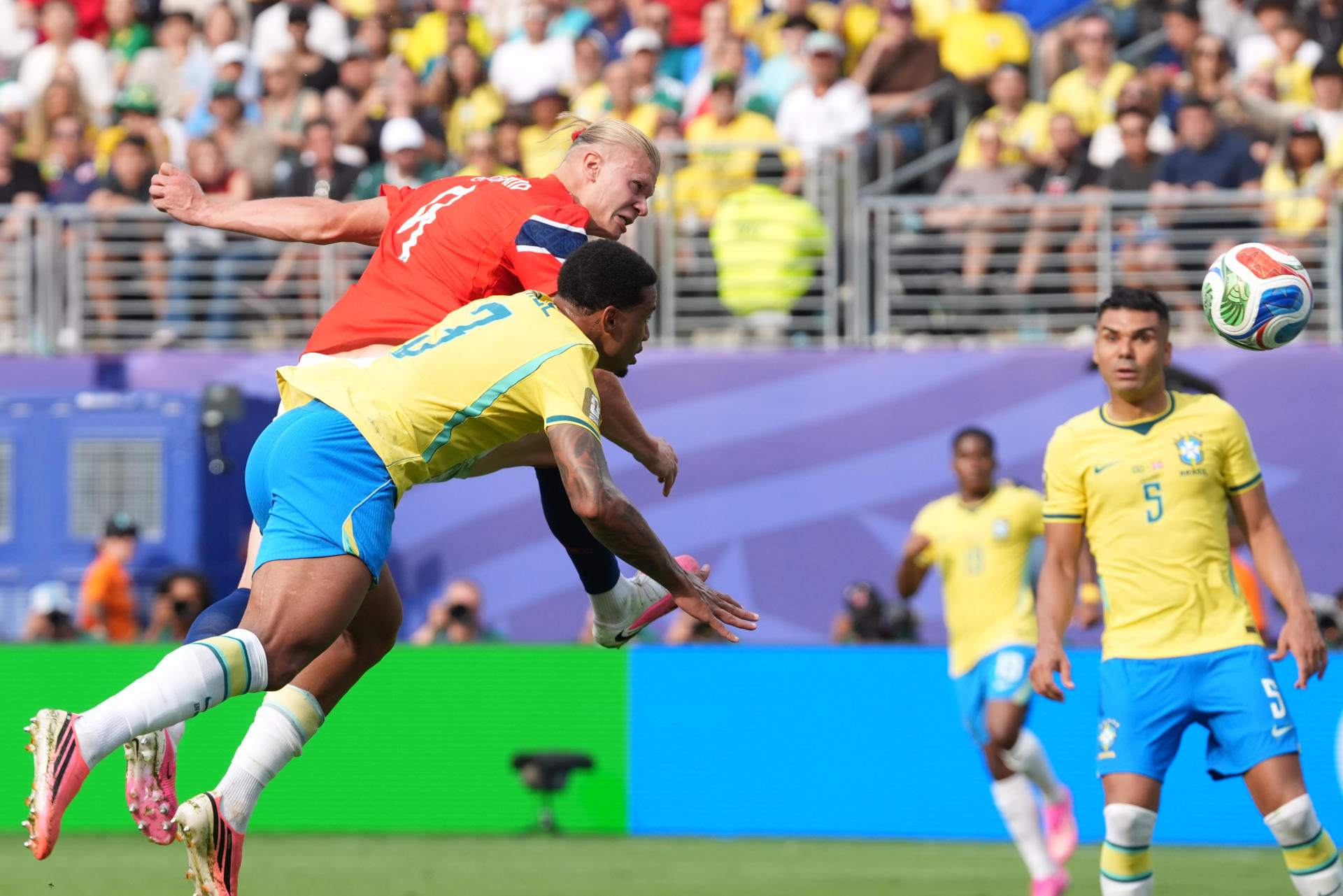 Erling Haaland (i) de Noruega anota un gol este domingo, en un partido por los octavos de final del Mundial de la FIFA 2026 entre Brasil y Noruega en el estadio MetLife en Nueva Jersey (Estados Unidos). EFE/ Angel Colmenares