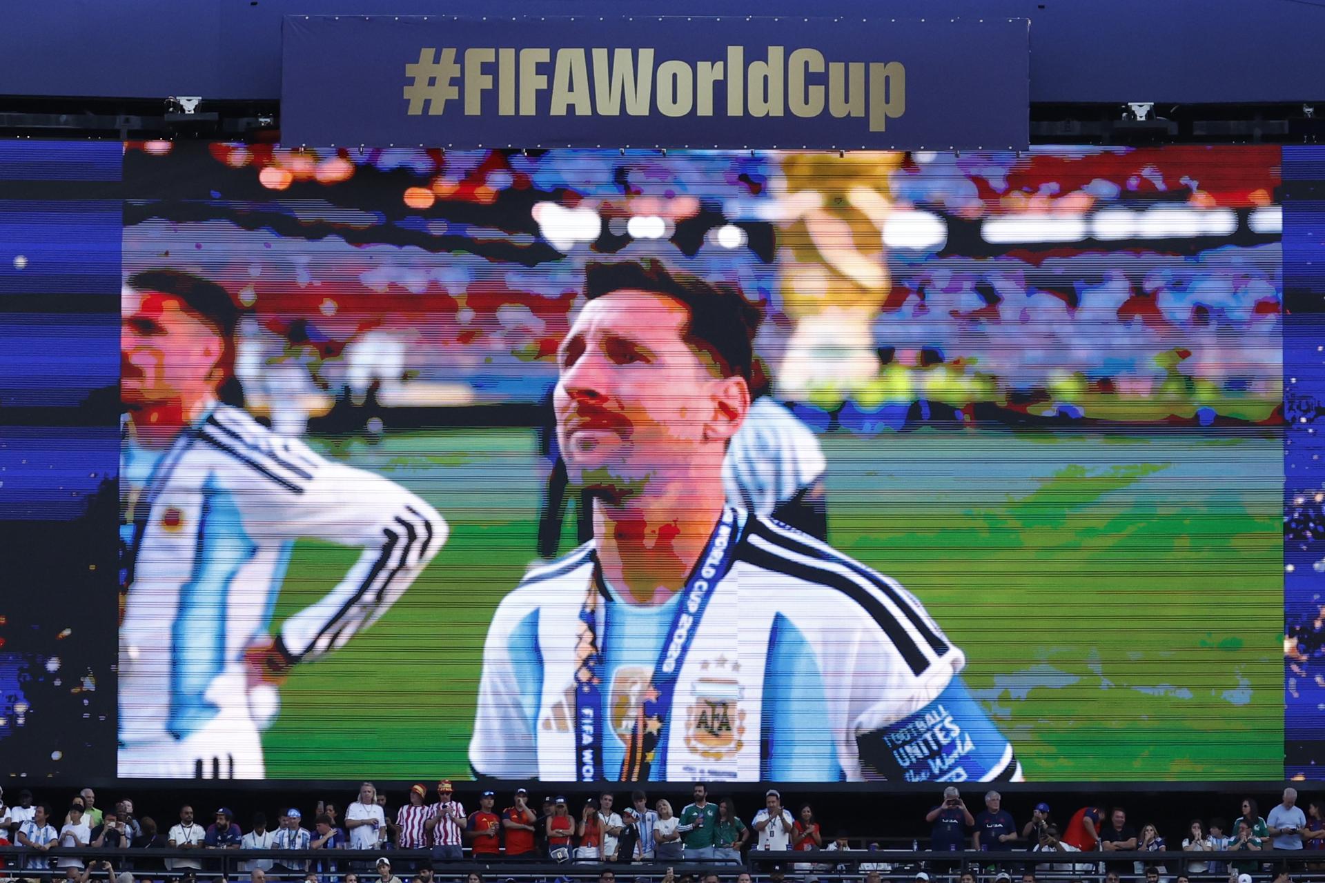 Lionel Messi de Argentina aparece en una pantalla tras la derrota de su selección en la final de la Copa Mundial de la FIFA 2026 entre España y Argentina, en Nueva Jersey, EE. UU., el 19 de julio de 2026. (España) EFE/EPA/SHAWN THEW