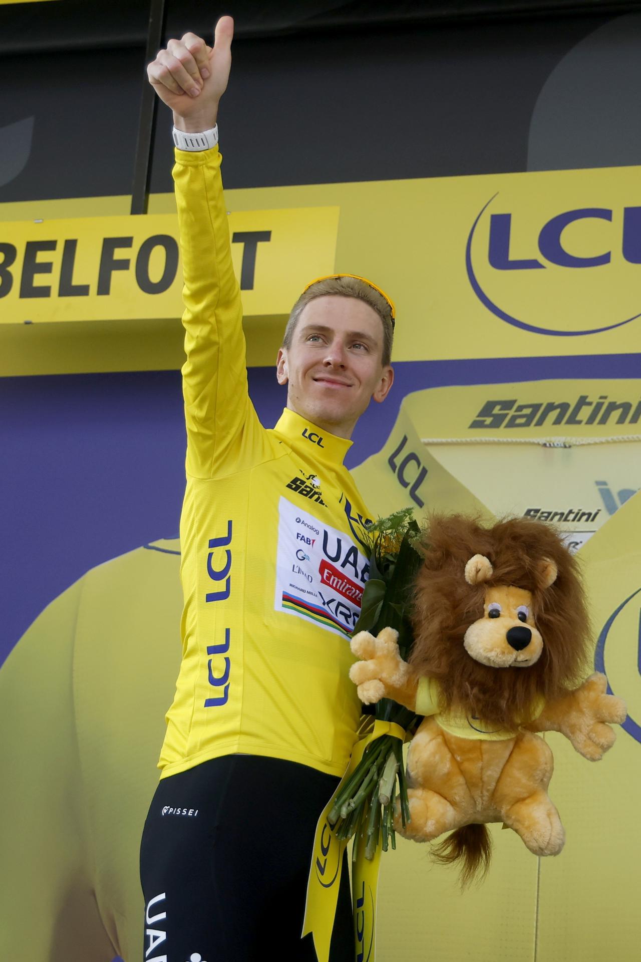 El ciclista esloveno Tadej Pogacar, del equipo UAE Team Emirates XRG, celebra en el podio luciendo el maillot amarillo de líder tras la 13.ª etapa del Tour de Francia, un recorrido de 205,8 km entre Dole y Belfort, Francia, el 17 de julio de 2026. (Ciclismo, Francia) EFE/EPA/GUILLAUME HORCAJUELO