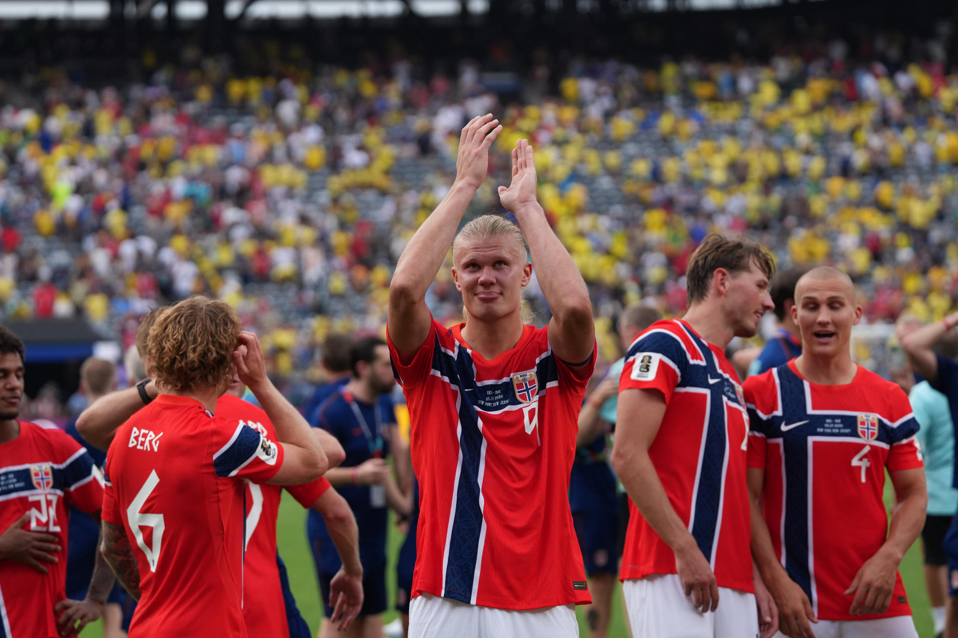 Erling Haaland (c) de Noruega celebra este domingo, al finalizar un partido por los octavos de final del Mundial de la FIFA 2026 entre Brasil y Noruega en el estadio MetLife en Nueva Jersey (Estados Unidos). EFE/ Angel Colmenares