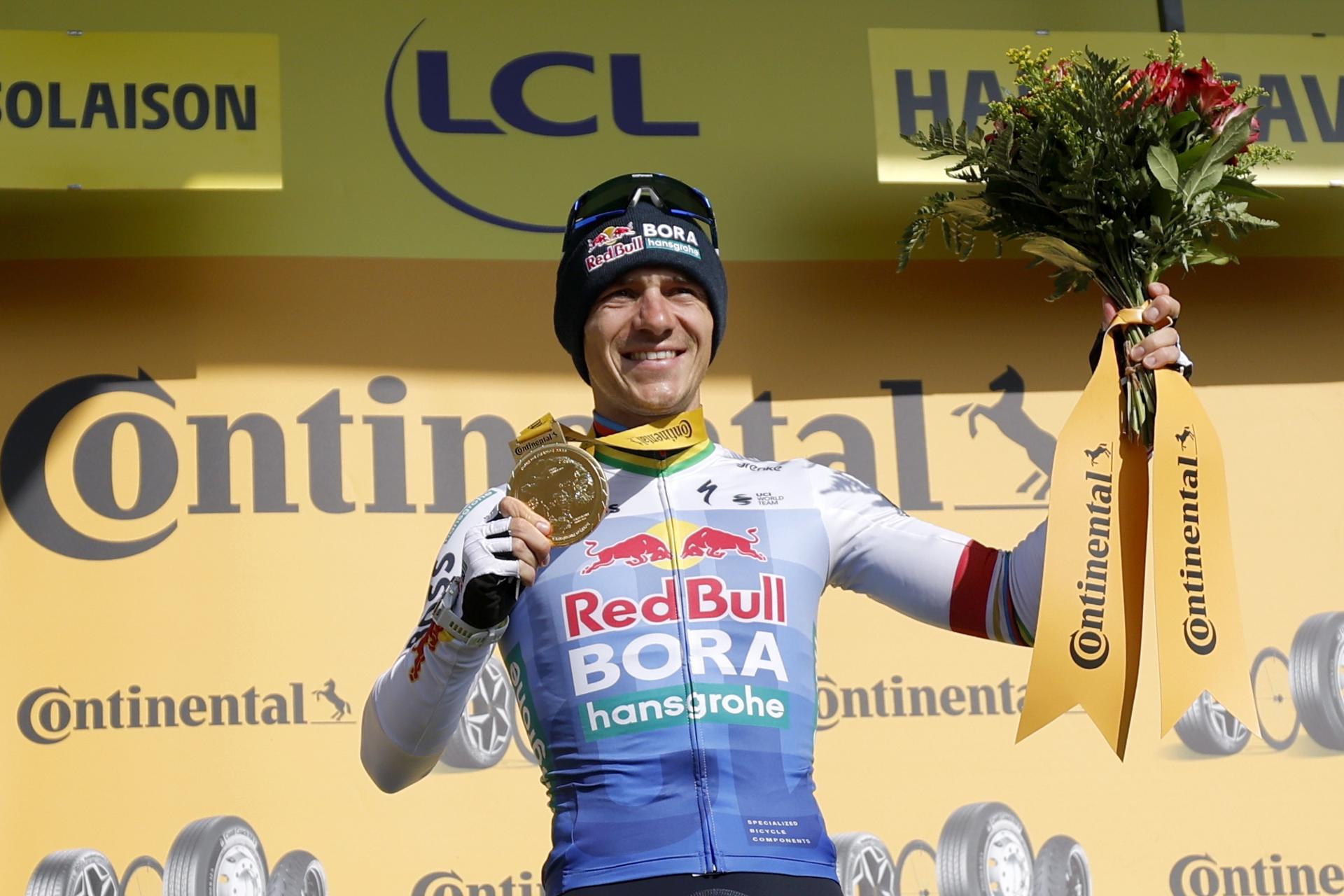 El ciclista belga Remco Evenepoel, del equipo Red Bull - Bora - Hansgrohe, celebra en el podio tras ganar la etapa 15 del Tour de Francia, un recorrido de 183,9 km entre Champagnole y Plateau de Solaison, Francia, el 19 de julio de 2026. (Ciclismo, Francia) EFE/EPA/GUILLAUME HORCAJUELO