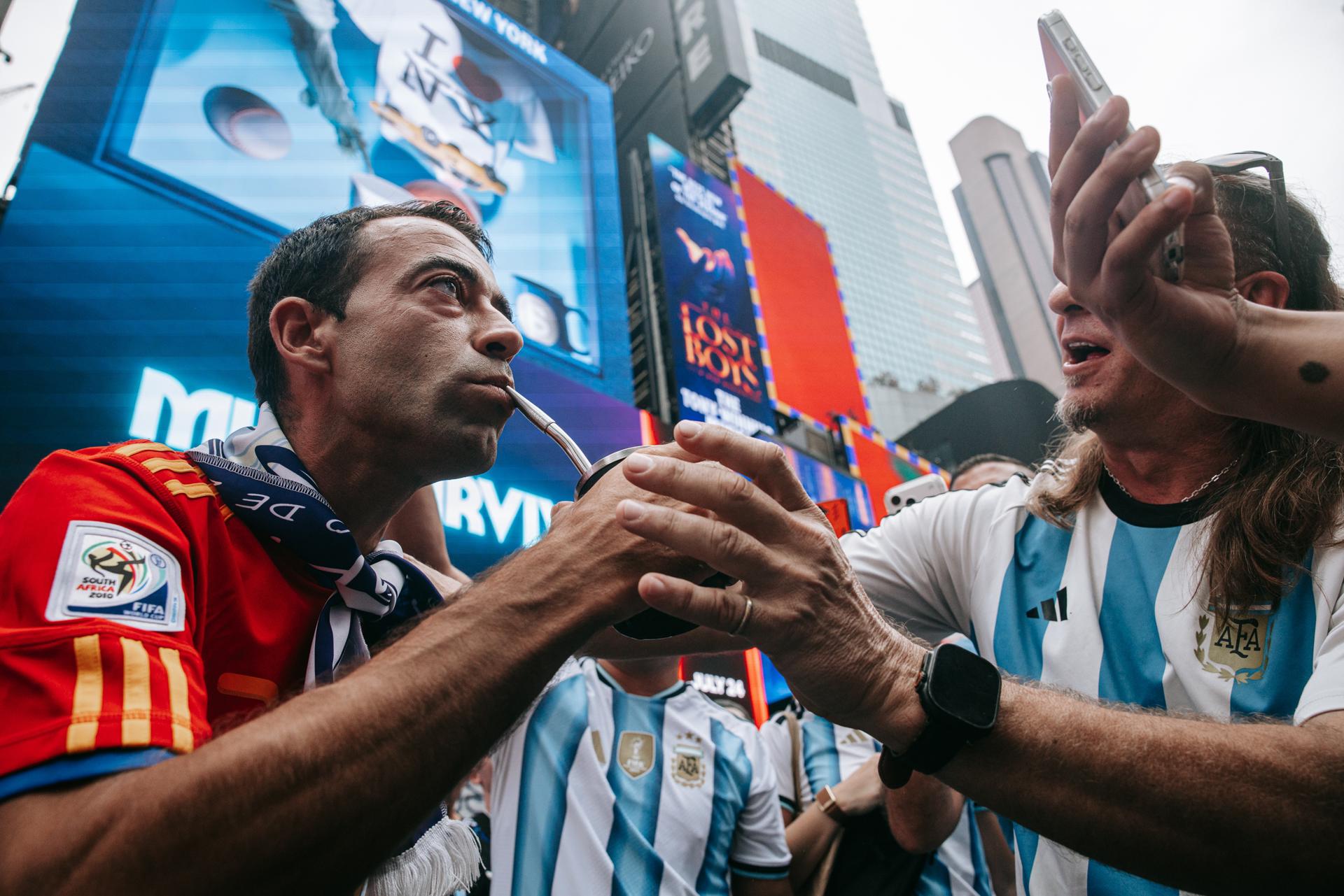 Un hincha argentino le desea suerte a un hincha (izq.) español entre la multitud mientras los hinchas argentinos toman Times Square antes de la final del Mundial, en Nueva York, Estados Unidos, 18 de julio de 2026. (Mundial de Fútbol, España, Nueva York) EFE/EPA/OLGA FEDOROVA