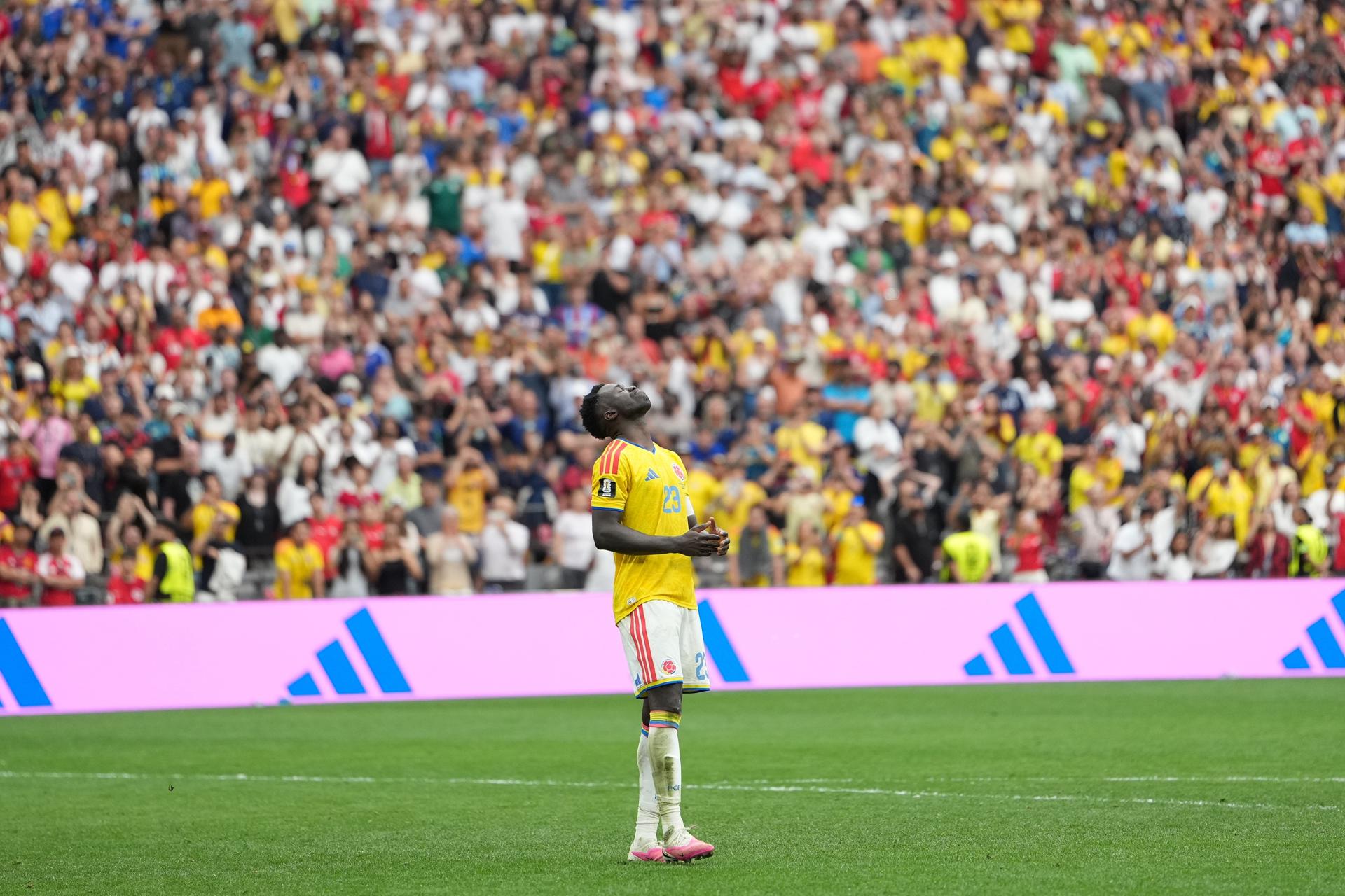 Davinson Sánchez, de Colombia, falla su penal durante la tanda de penales del partido de octavos de final de la Copa Mundial de la FIFA 2026 entre Suiza y Colombia, en Vancouver, Canadá, el 7 de julio de 2026. (Suiza) EFE/EPA/BOB FRID