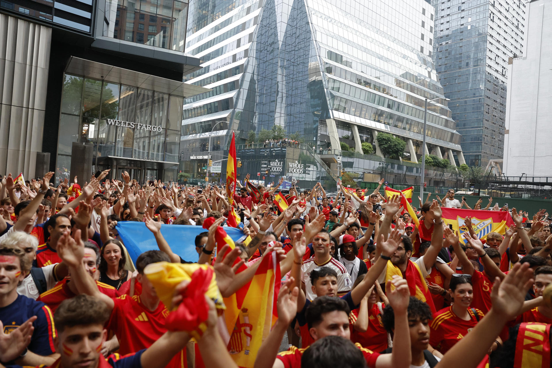 Aficionados de la selección de España se reúnen a un día de la final del Mundial de la FIFA 2026 ante Argentina, este sábado, en Nueva York (Estados Unidos). EFE/ Lavandeira Jr.