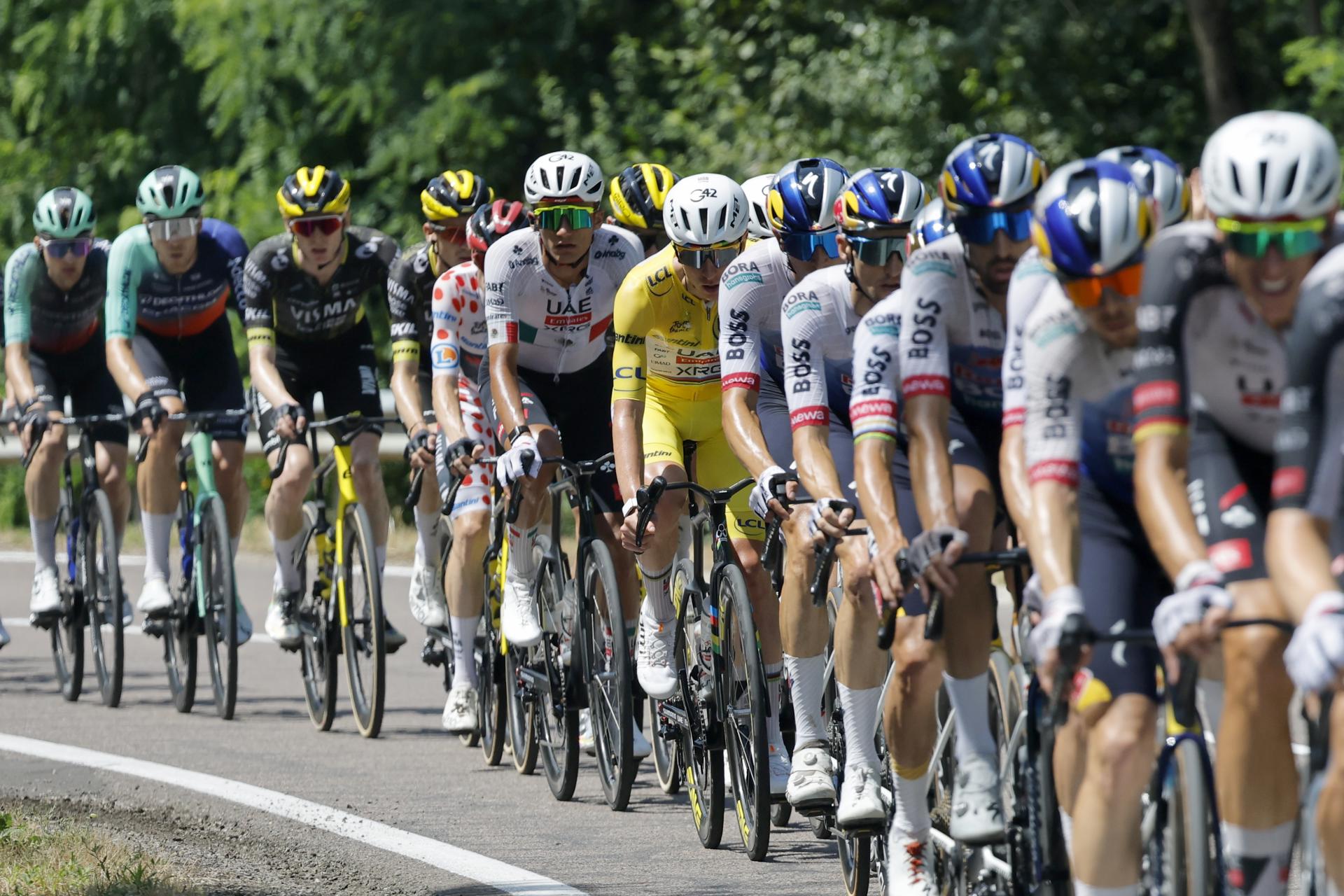 El ciclista esloveno Tadej Pogacar (C), líder de la clasificación general del maillot amarillo y miembro del UAE Team Emirates XRG, en acción durante la etapa 13 del Tour de Francia, un recorrido de 205,8 km entre Dole y Belfort, Francia, el 17 de julio de 2026. (Ciclismo, Francia) EFE/EPA/GUILLAUME HORCAJUELO