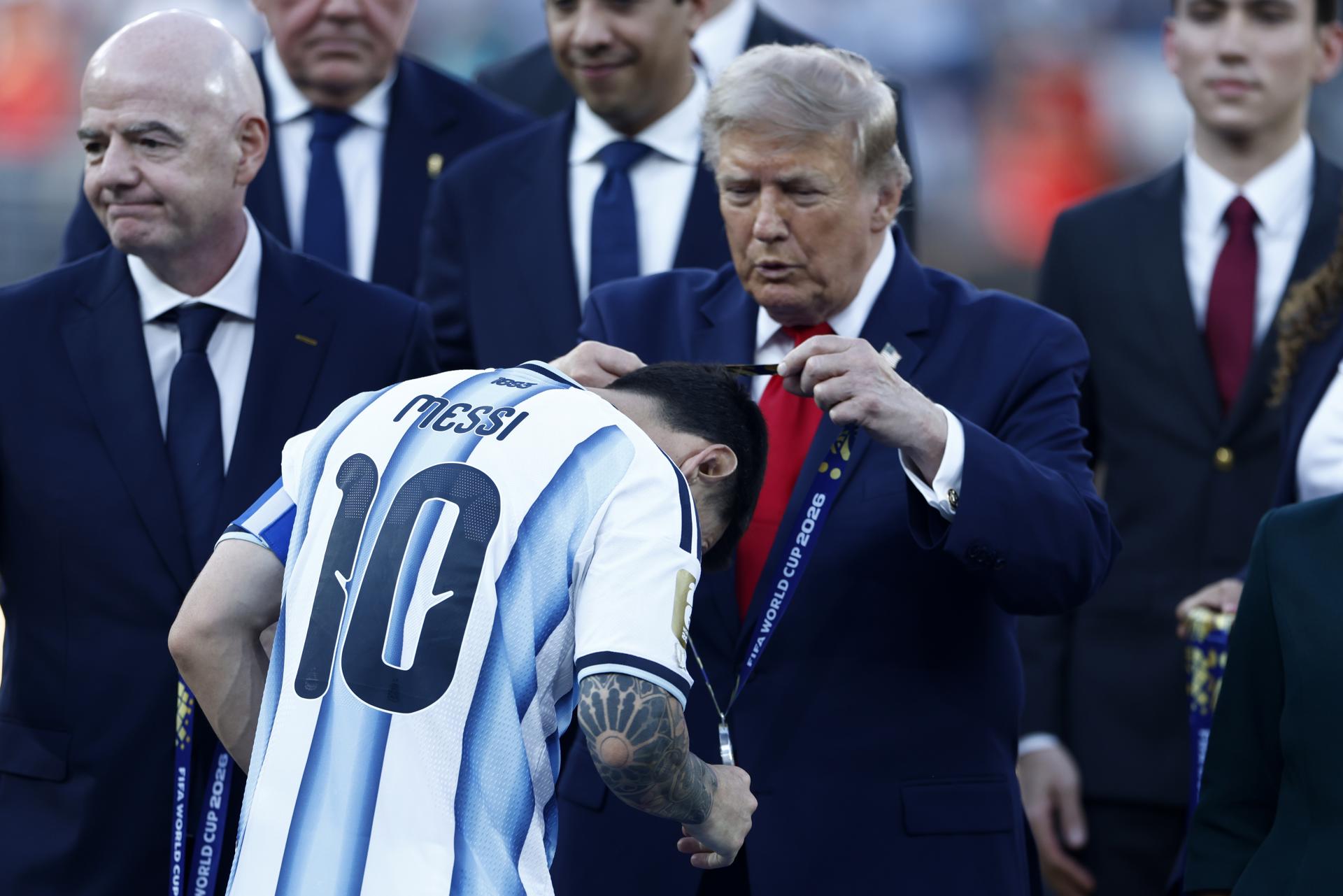 Lionel Messi, de Argentina, recibe la medalla de subcampeón de manos del presidente estadounidense Donald J. Trump durante la ceremonia de premiación tras la final de la Copa Mundial de la FIFA 2026 entre España y Argentina, en East Rutherford, Nueva Jersey, EE. UU., el 19 de julio de 2026. (España) EFE/EPA/WILL OLIVER