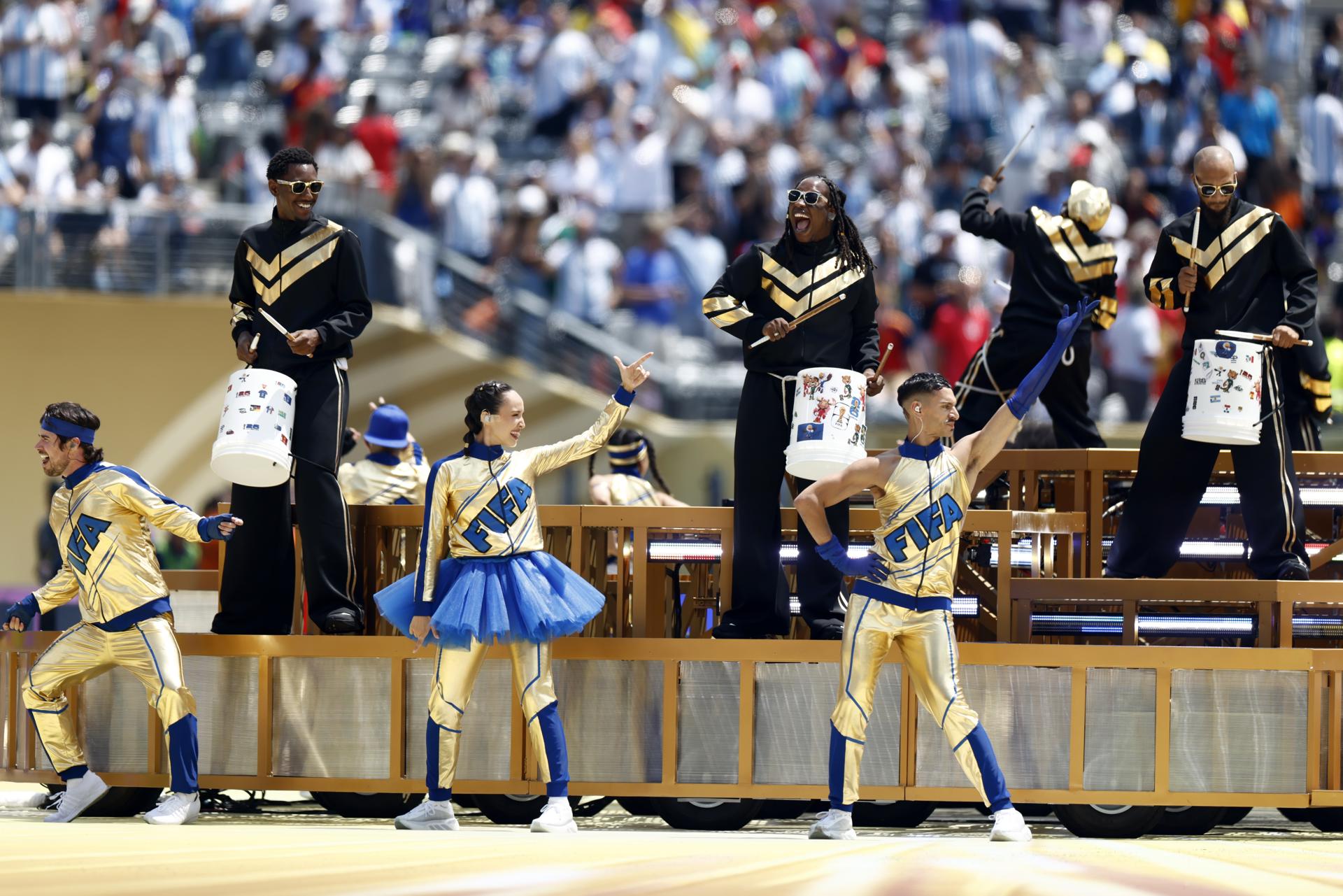 Bailarines actúan durante la Ceremonia de Clausura previa a la final de la Copa Mundial de la FIFA 2026 entre España y Argentina, en East Rutherford, Nueva Jersey, EE. UU., 19 de julio de 2026. (España) EFE/EPA/WILL OLIVER