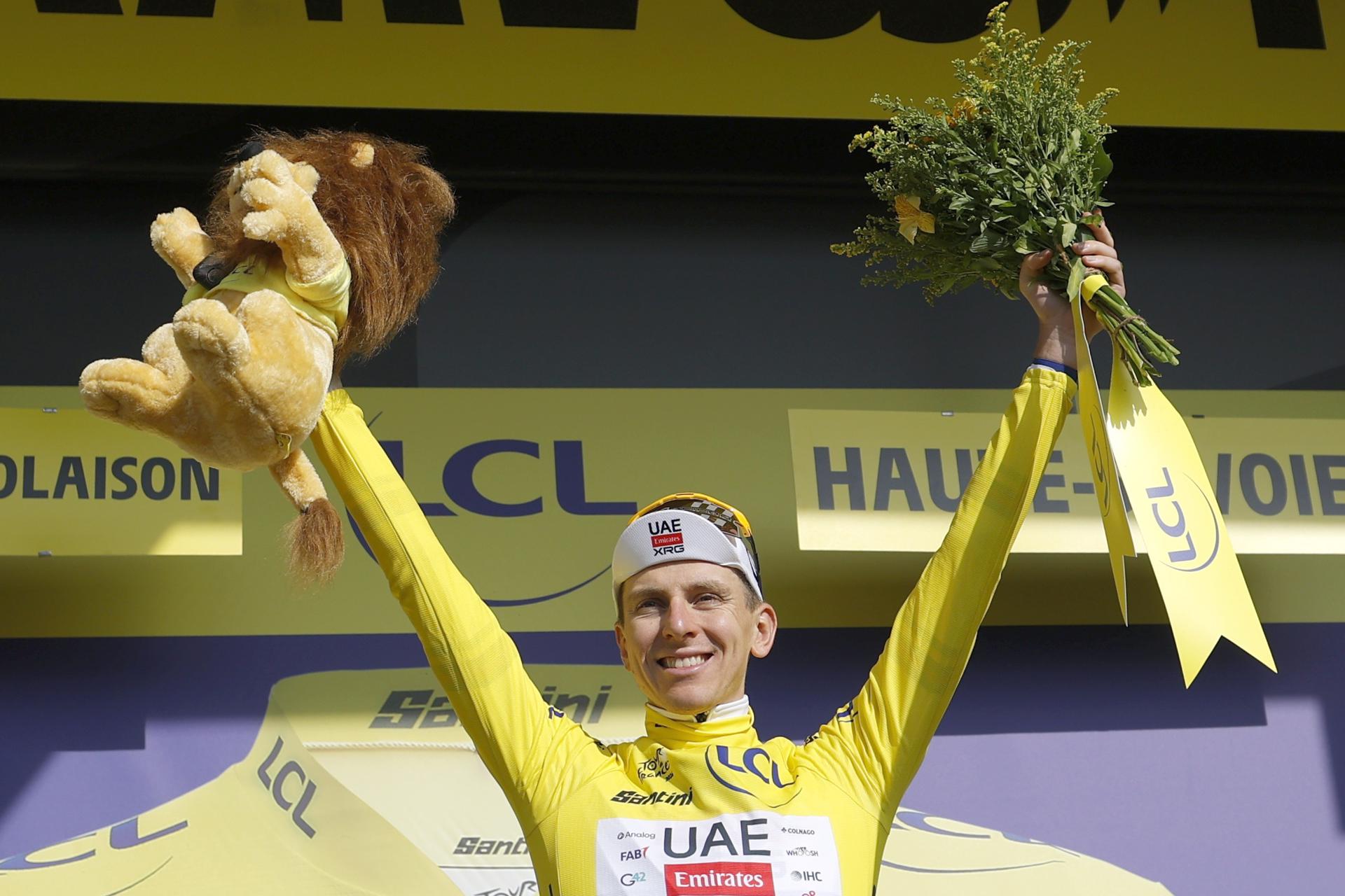 El ciclista esloveno Tadej Pogacar, del equipo UAE Team Emirates XRG, celebra en el podio luciendo el maillot amarillo de líder tras la etapa 15 del Tour de Francia, un recorrido de 183,9 km entre Champagnole y Plateau de Solaison, Francia, 19 de julio de 2026. (Ciclismo, Francia) EFE/EPA/GUILLAUME HORCAJUELO