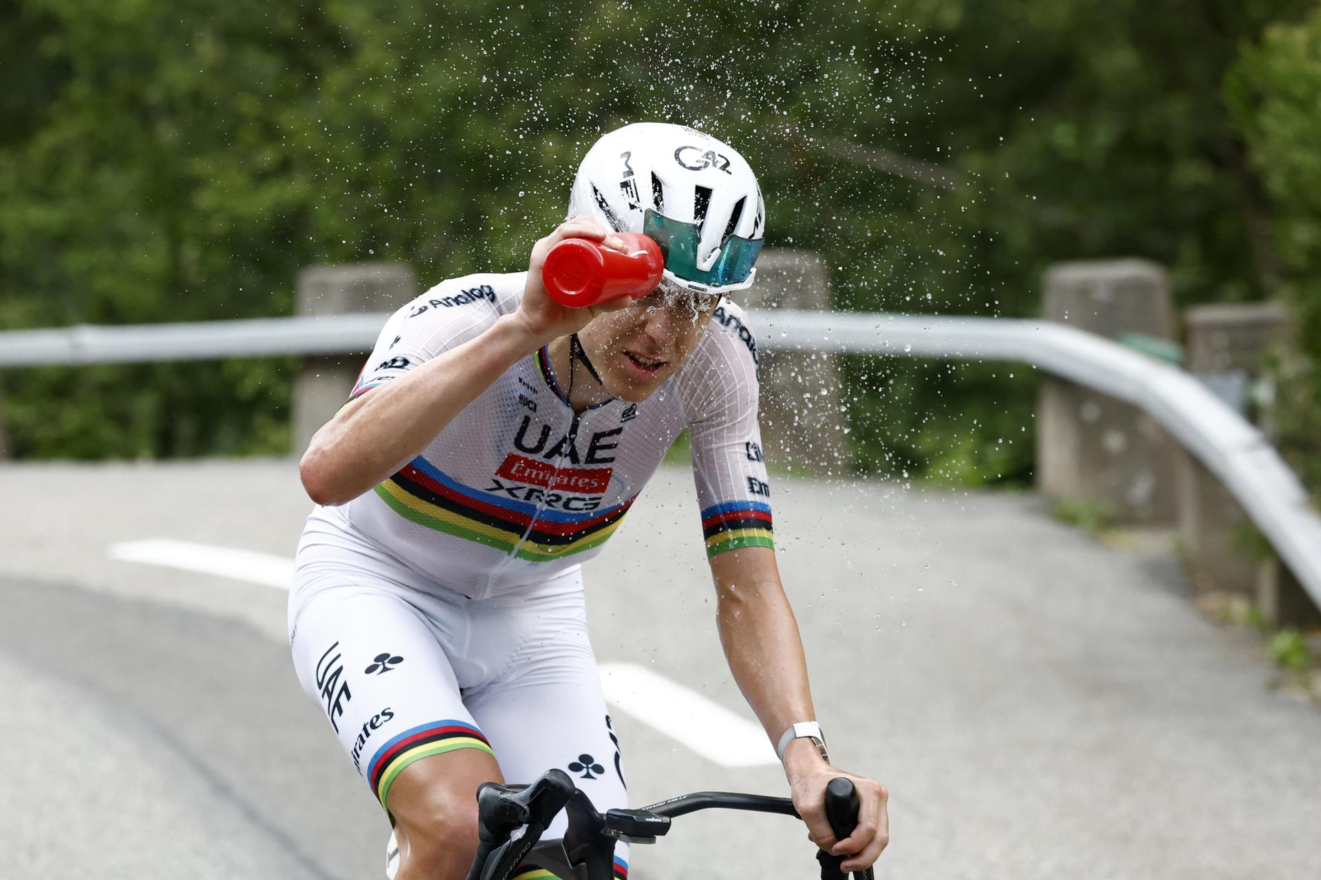 El ciclista esloveno Tadej Pogacar del UAE Team Emirates XRG se refresca durante la sexta etapa del Tour de Francia, un recorrido de 186,2 km entre Pau y Gavarnie-Gedre, Francia, el 9 de julio de 2026. (Ciclismo, Francia) EFE/EPA/YOAN VALAT