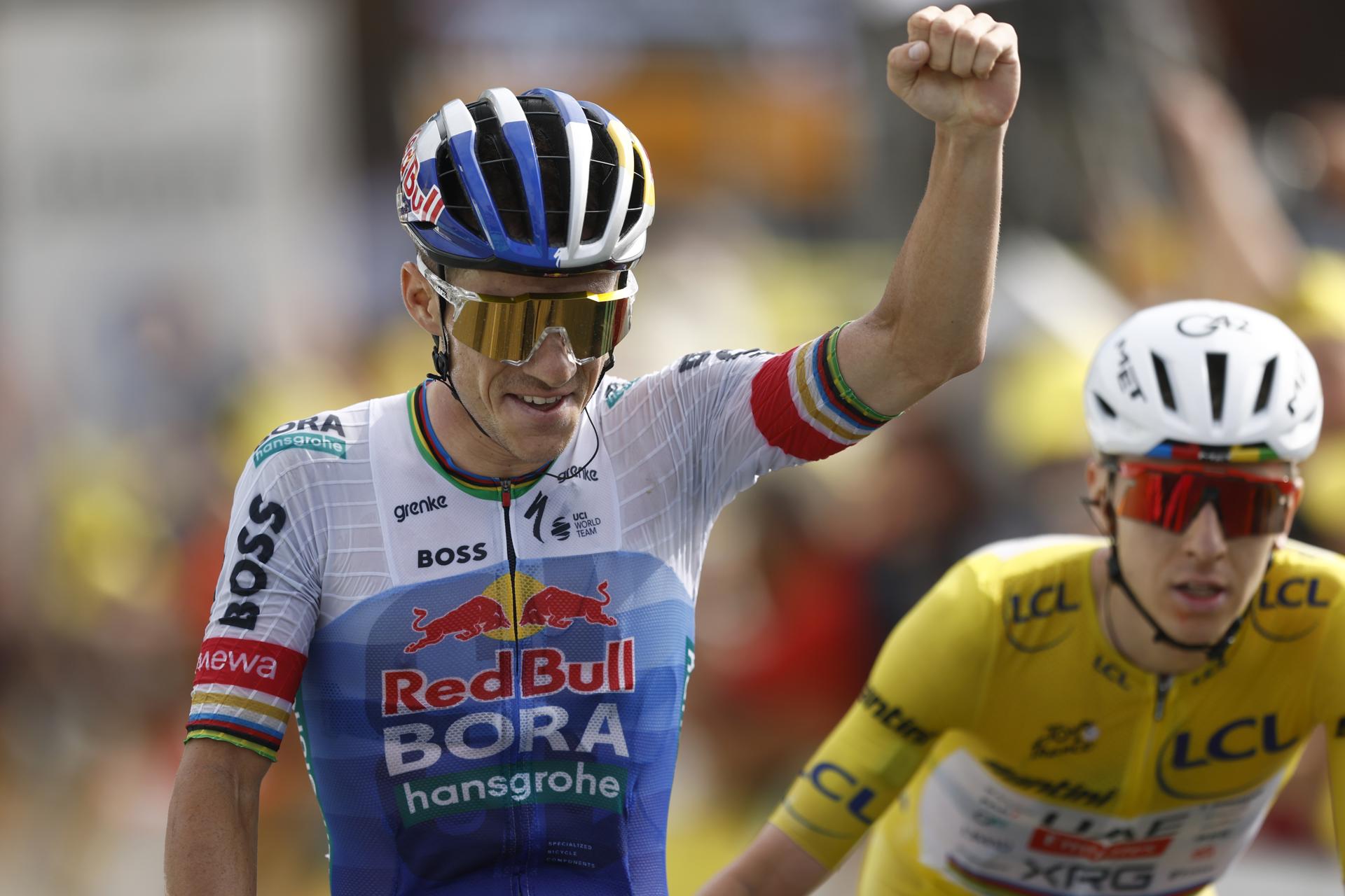 El ciclista belga Remco Evenepoel (izq.), del equipo Red Bull - Bora - Hansgrohe, celebra al cruzar la meta por delante del líder de la clasificación general, el ciclista esloveno Tadej Pogacar (der.), del equipo UAE Team Emirates XRG, para ganar la etapa 15 del Tour de Francia, un recorrido de 183,9 km desde Champagnole hasta Plateau de Solaison, Francia, 19 de julio de 2026. (Ciclismo, Francia) EFE/EPA/YOAN VALAT