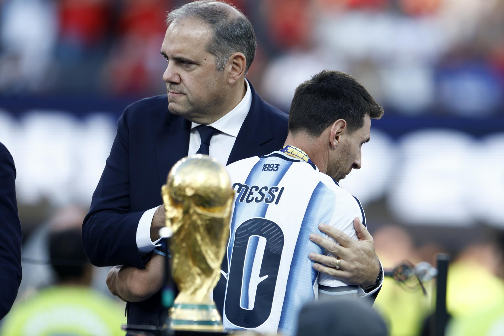 Lionel Messi de Argentina (D) interactúa con Víctor Montagliani, Presidente de la CONCACAF, durante la ceremonia de premiación tras la final de la Copa Mundial de la FIFA 2026 entre España y Argentina, en East Rutherford, Nueva Jersey, EE. UU., 19 de julio de 2026. (España) EFE/EPA/WILL OLIVER
