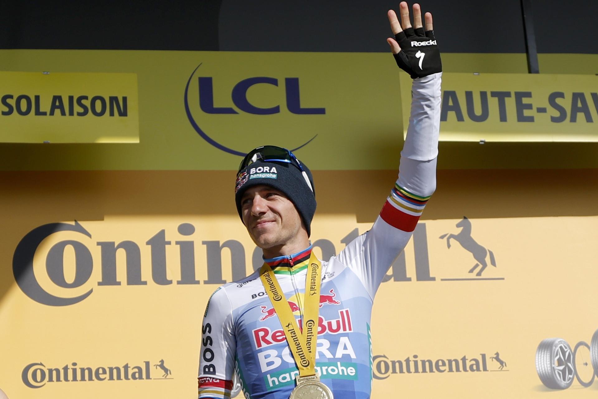 El ciclista belga Remco Evenepoel, del equipo Red Bull - Bora - Hansgrohe, celebra en el podio tras ganar la etapa 15 del Tour de Francia, un recorrido de 183,9 km entre Champagnole y Plateau de Solaison, Francia, el 19 de julio de 2026. (Ciclismo, Francia) EFE/EPA/GUILLAUME HORCAJUELO