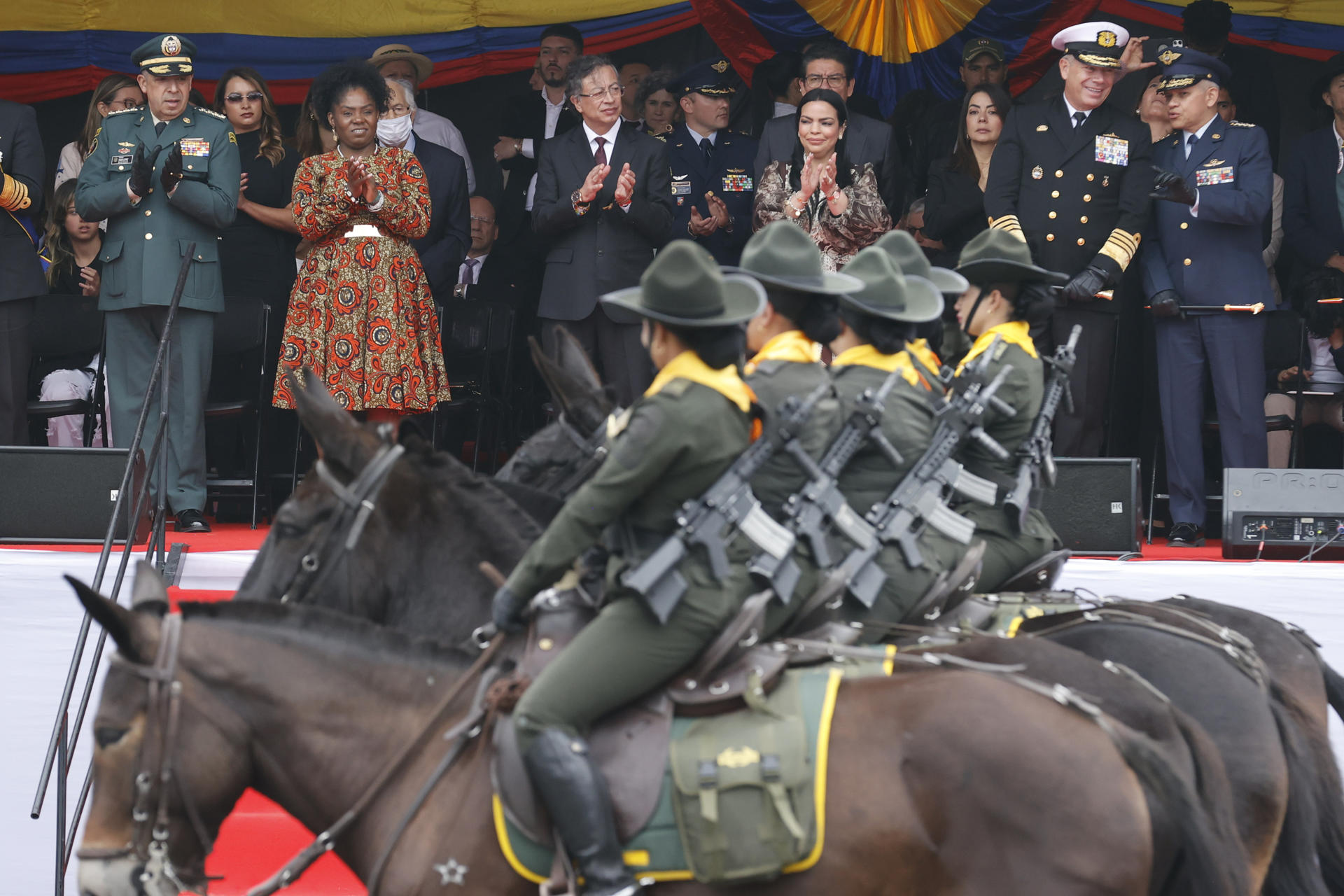 El presidente de Colombia, Gustavo Petro (c); la vicepresidenta de Colombia, Francia Márquez (c-i), y la ministra de Defensa encargada, Angélica Verbel López (c-d), asisten al desfile militar del Día de la Independencia este lunes, en Bogotá (Colombia). EFE/ Mauricio Dueñas Castañeda