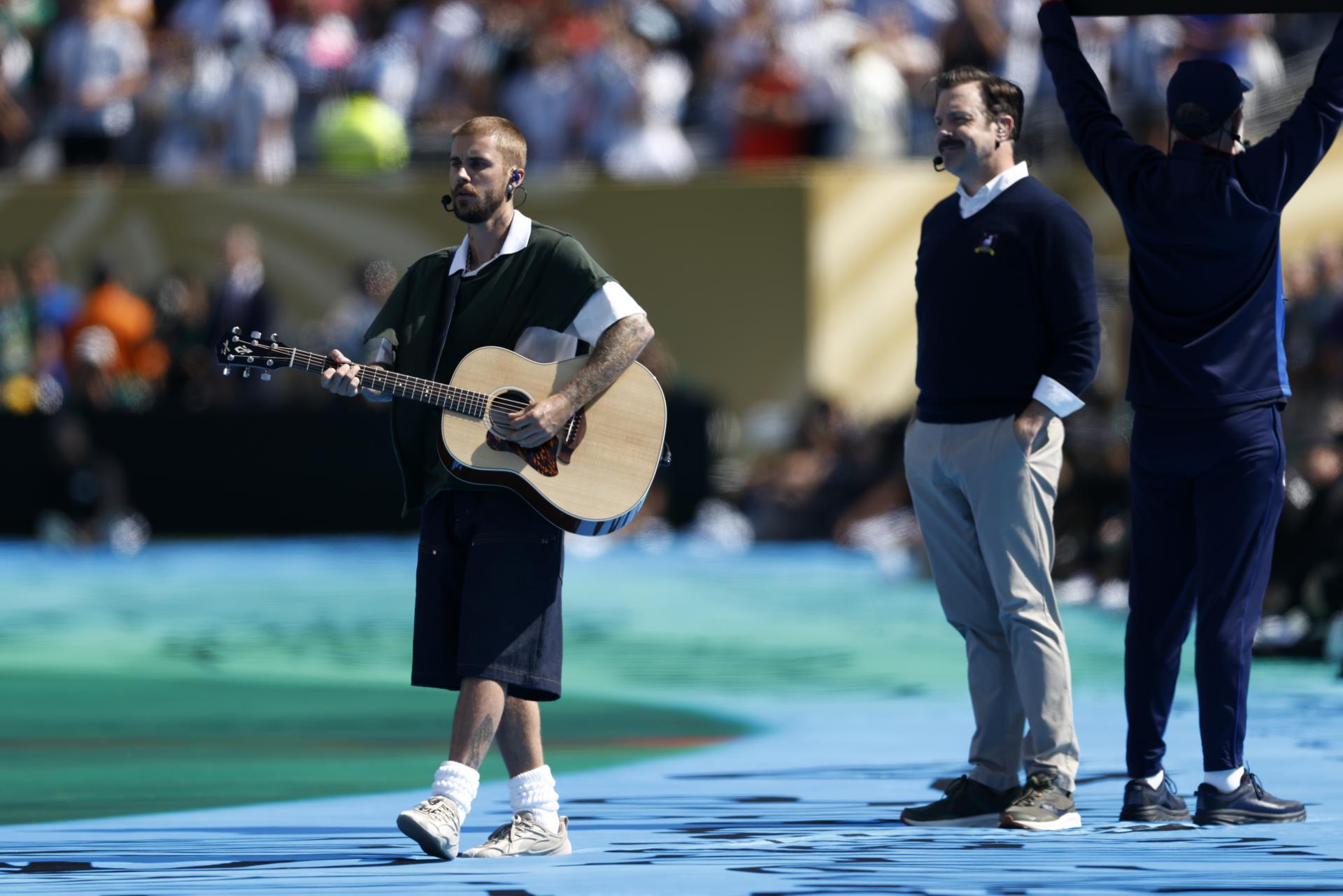 El cantante canadiense Justin Bieber actúa junto al actor estadounidense Jason Sudeikis durante el descanso de la final de la Copa Mundial de la FIFA 2026 entre España y Argentina, en East Rutherford, Nueva Jersey, EE. UU., el 19 de julio de 2026. (España) EFE/EPA/WILL OLIVER