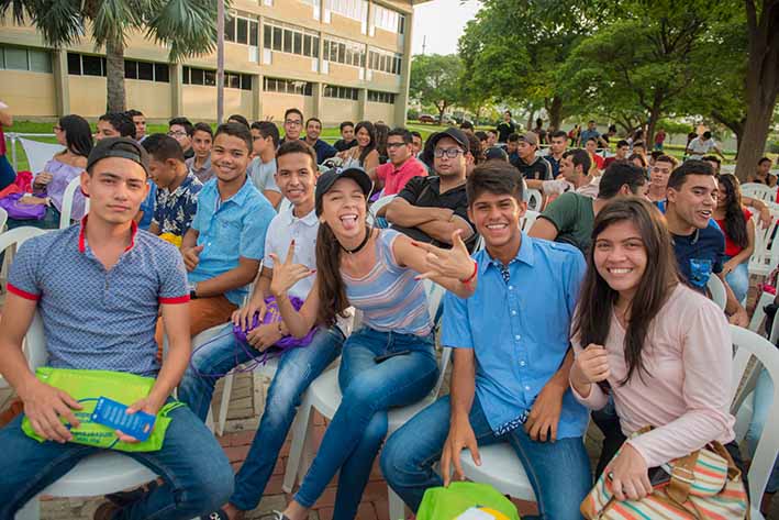 ¡El primer día en la U puede ser divertido!, nuevas caras, nuevos amigos, llegan a tu vida, ese primer día, o el día de la inducción universitaria, los nervios y las risas sobresalen en cada uno, no saber que va pasar hace parte de la nueva experiencia.