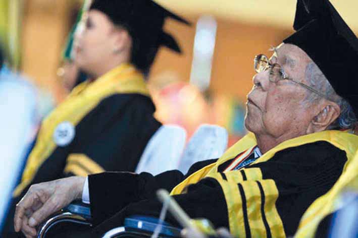 “Es posible que sea viejo, pero no puedo dejar de estudiar”,  fueron las palabras de Hermain Tjiknang, quien recogió su título por la Universidad de Padjadjaran, en la javanesa Bandung, montado en su silla de ruedas a sus 91 años.