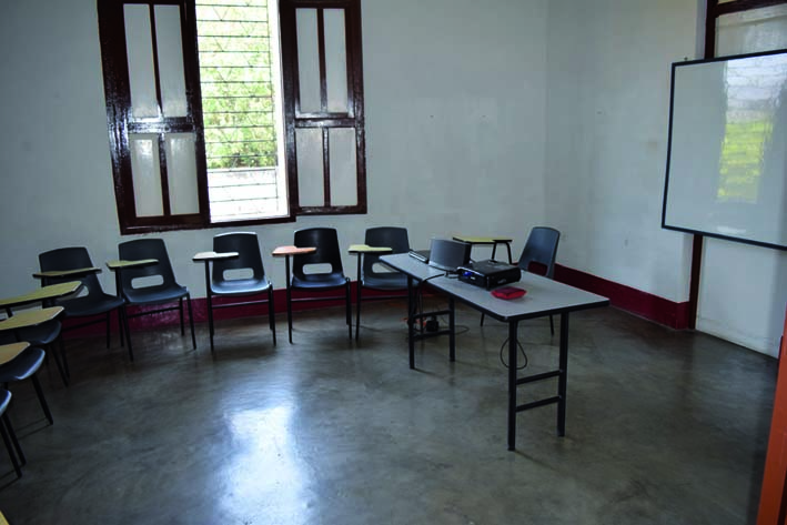 Las clases se reciben de lunes a jueves con una duración de dos horas diarias y se conceden descuentos especiales Las clases se reciben de lunes a jueves con una duración de dos horas diarias y se conceden descuentos especiales