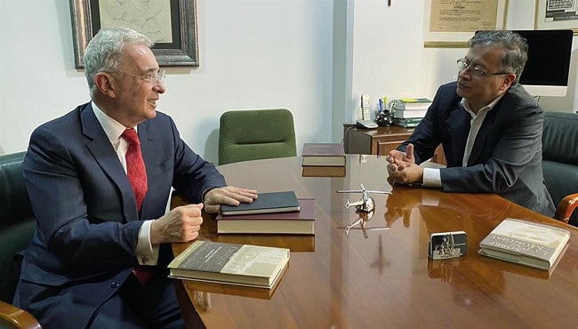 El expresidente Alvaro Uribe Vélez en reunión con el electo mandatario, Gustavo Petro.