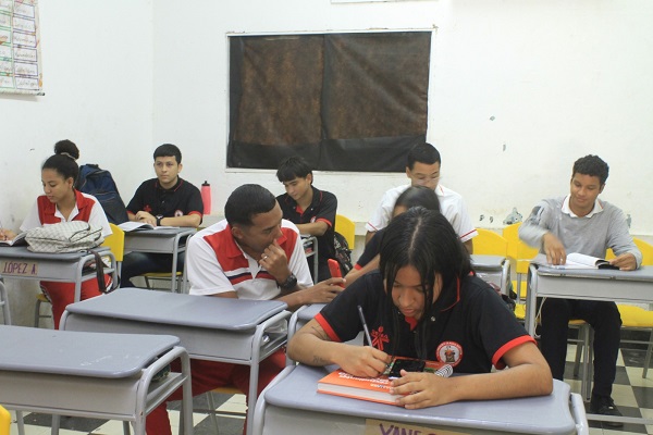 Al empoderar a los estudiantes con habilidades de lectura, escritura y pensamiento crítico, se les prepara para enfrentar los desafíos de un mundo en constante cambio.