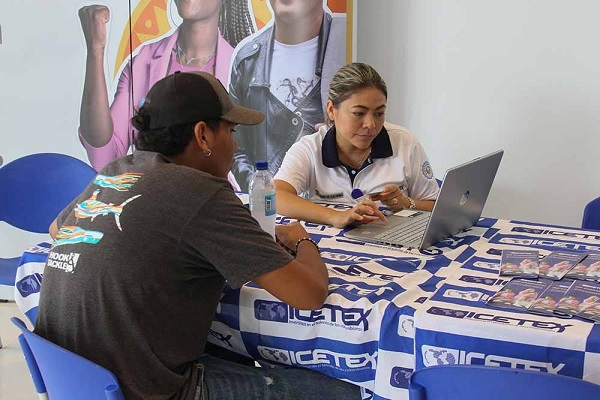 Con diversas líneas de crédito, Icetex ha permitido a miles de jóvenes continuar sus estudios en universidades y tecnólogos, independientemente de su situación económica.