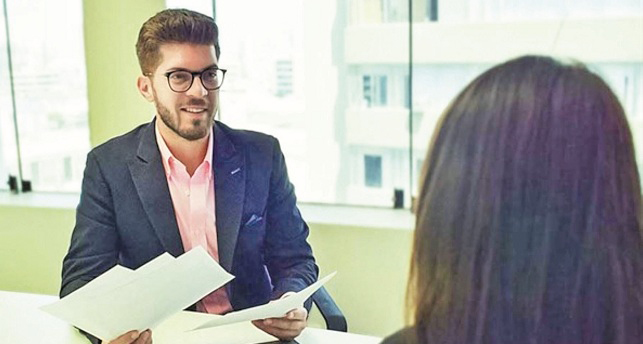 Las apariencias sí cuentan en la primera entrevista de trabajo procure escoger el vestuario apropiado.