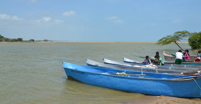 Pasear en lancha en aguas llanas de la Laguna Navío Quebrado y Laguna Grande, serán momentos de nunca olvidar.
