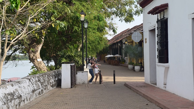 Calle de La Albarrada, un espectacular corredor en el que hay restaurantes, casas coloniales, bares y una vista paisajística del río Magdalena.