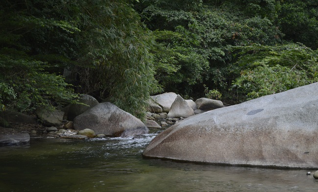 Enormes piedras se encuentran en el cauce del río. 