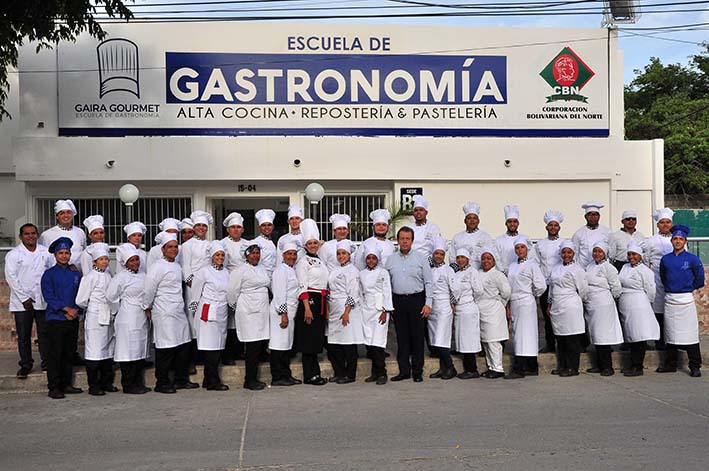 Integrantes de la Escuela de Gastronomía Gaira Gourmet junto al fundador de la Corporación Bolivariana del Norte Carlos Quintero Lozano.