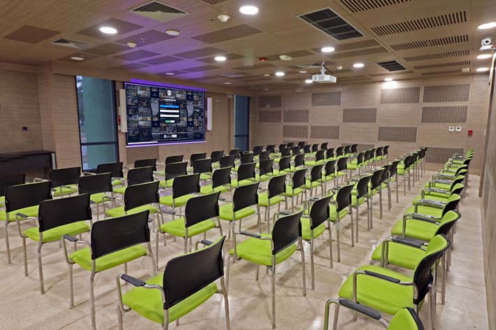 Con salones tipo torreón destinados para clases magistrales o especializadas, provista de parques biosaludables, equipada de auditorios con tecnología de punta, dotada de zonas verdes amables con la biodiversidad y con un sinfín de cualidades que la describen como una institución de tercera generación, la Universidad del Magdalena crece a ritmo acelerado.