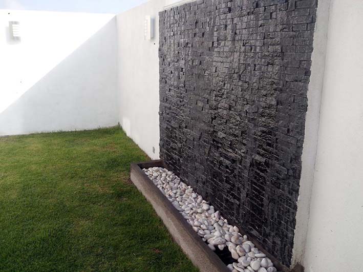 1. Con la caída alternada en el muro.