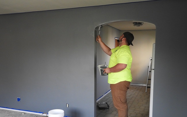 Pintar tu casa o cambiarla de color es una buena opción para renovar tu  ambiente. 