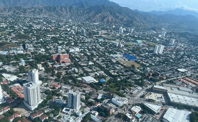 Las tendencias en urbanismo van hacia la construcción de ciudades compactas, policéntricas y ciudades de los 15 minutos. Foto: vista panorámica de Santa Marta. 