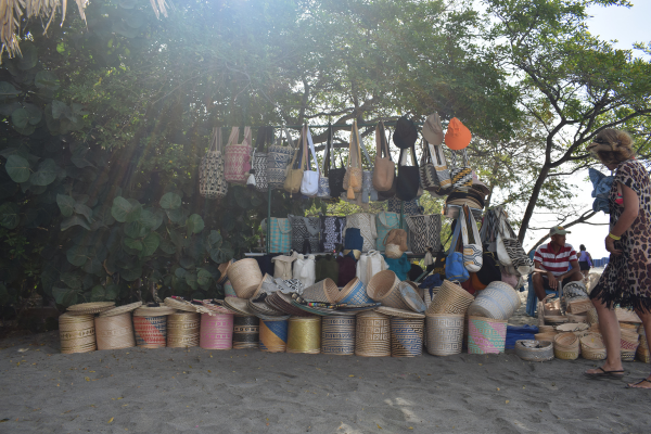 Vendedores de mochilas, sombreros y artesanías también reportaron disminución en el número de ventas durante la actual temporada turística en Santa Marta.