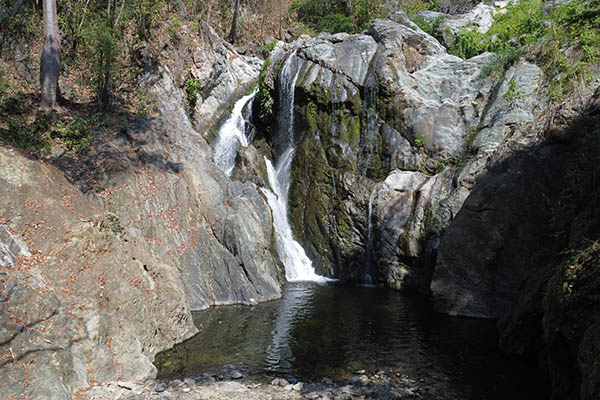 El lugar cuenta con una poza en la que los visitantes realizan clavados.