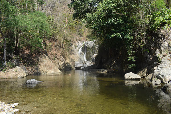 La Cascada de Los Tres chorros está ubicada en el corregimiento Santa Rosalía del municipio Zona Bananera.