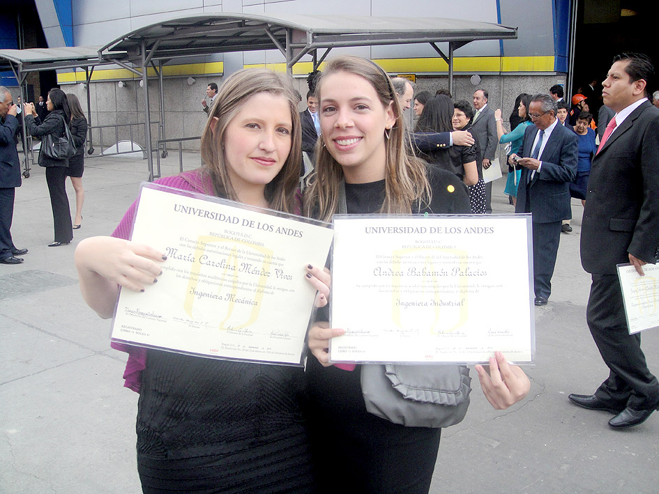 María Carolina Méndez Vives y Andrea Bahamón Palacio, con sus títulos en Ingeniería Mecánica e Ingeniería Industrial, respectivamente.
