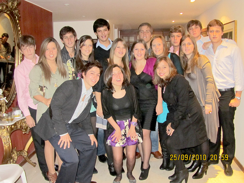 La recién graduada estuvo acompañada por Felipe Méndez, María Juliana Vives, Nicolás Vives, Martha Cecilia Vives, Antonio José Sánchez, Cristina Méndez, Luis Eduardo Vives, Silvia Rosa y María Alexandra Vives; Jaime y Ricardo Solano, María Teresa y Camilo Vives; Vanessa y Carlos Méndez Vives.