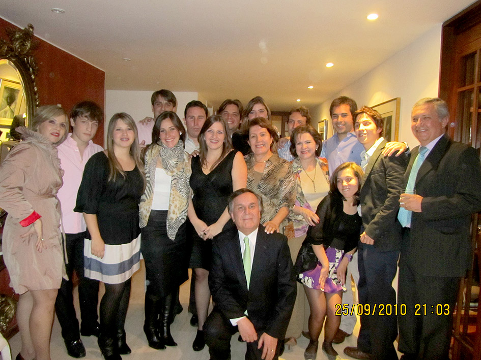 Camilo Roa, Rosa Margarita Méndez de Roa, Santiago y José Felipe Roa; Vicky y Julio Mario Méndez; Julio César Méndez, Ítala Espinoza, Enrique Méndez, Isabel Cristina Méndez, Carlos Alfredo Méndez, María Teresa Vives de Méndez, Vanessa, Carlos Alfredo, Cristina y Felipe Méndez Vives.
