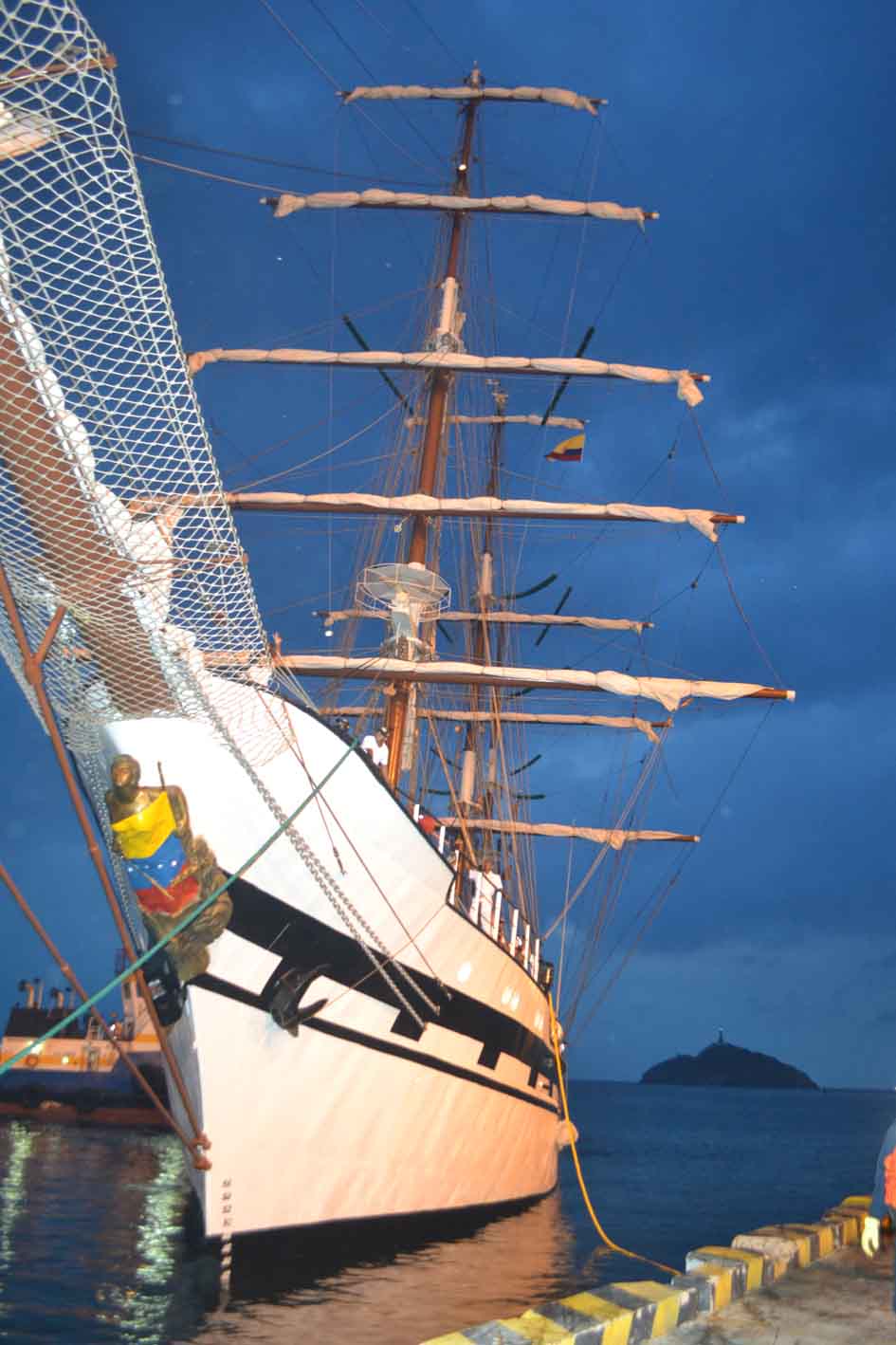 El buque insignia de la Armada Venezolana llegó al puerto de Santa Marta. Desde 1980 el navío Escuela Simón Bolívar (BE 11) no atracaba en esta ciudad. La embarcación estará durante 5 días en el puerto samario.