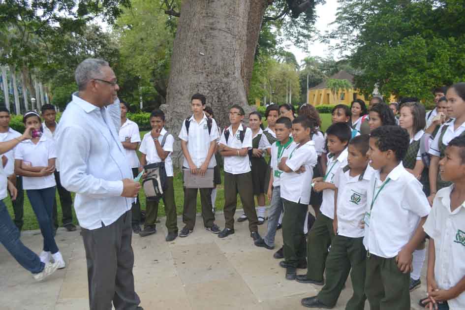 El cónsul de Venezuela en Barranquilla, Nelson Barrios, estuvo con los jóvenes estudiantes durante al acto protocolario que se realizó en la Quinta de San Pedro Alejandrino, con quienes compartió algunas experiencias.